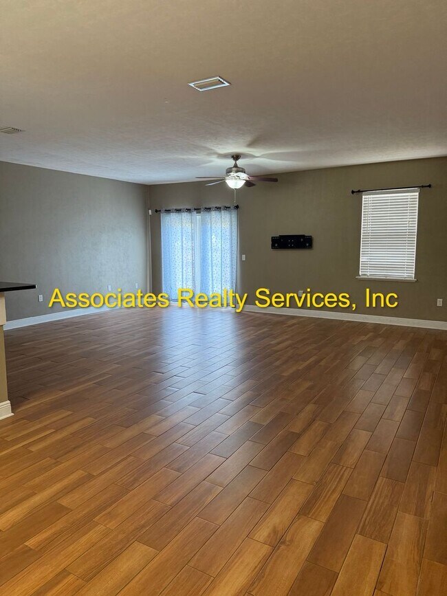 Building Photo - Willow Oak SW 3/2, a must see