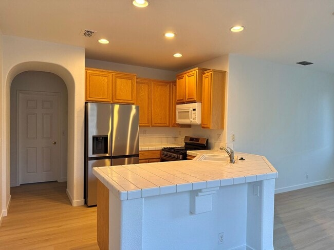 Building Photo - 3 bed 2 bath 2 Car Garage