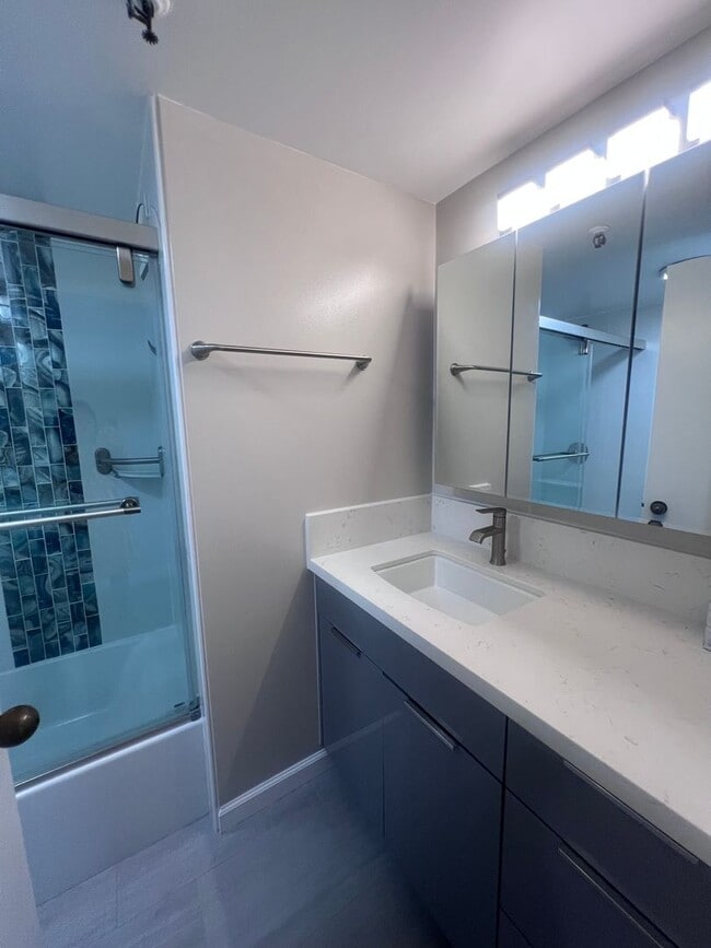 Building Photo - 2 Bedroom, 2 Bath, 2 Parking, AC at Iolani Court Plaza