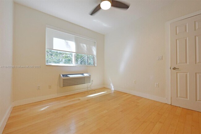 Building Photo - 7171 Bay Dr