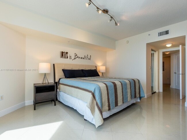 Building Photo - 16699 Collins Ave