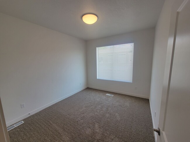 Building Photo - GORGEOUS Spacious Town Home