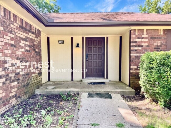 Building Photo - Spacious 4 Bed, 2 Bath Home with Fenced Yard and Two-Car Garage | Pet friendly | Available Now!