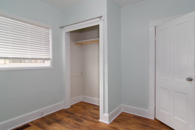 Building Photo - Cute older Craftsman home on locate on Spo...