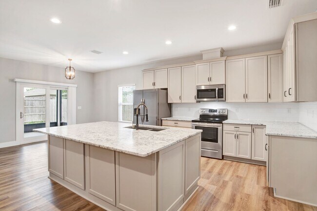 Building Photo - Spacious 2021 home close to beaches and shopping!