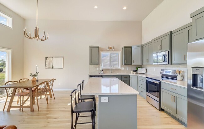 Building Photo - 3 Bed 2 Bath Single Family Home