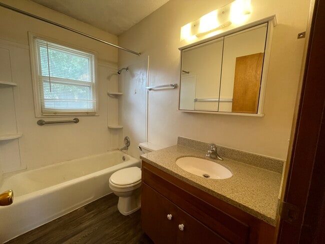 Building Photo - 2220 Chanticleer St