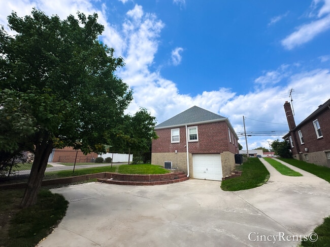Building Photo - 3901 E Galbraith Rd