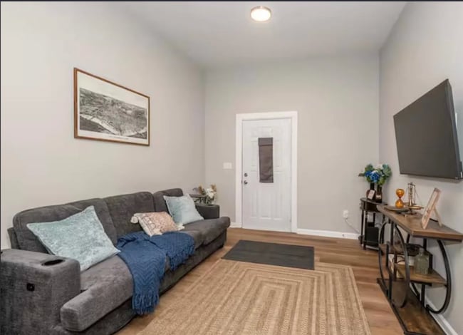 Building Photo - Spacious 5-Bed  Furnished Unit Near Xavier | Modern Updates, In-Unit Laundry & Off-Street Parking