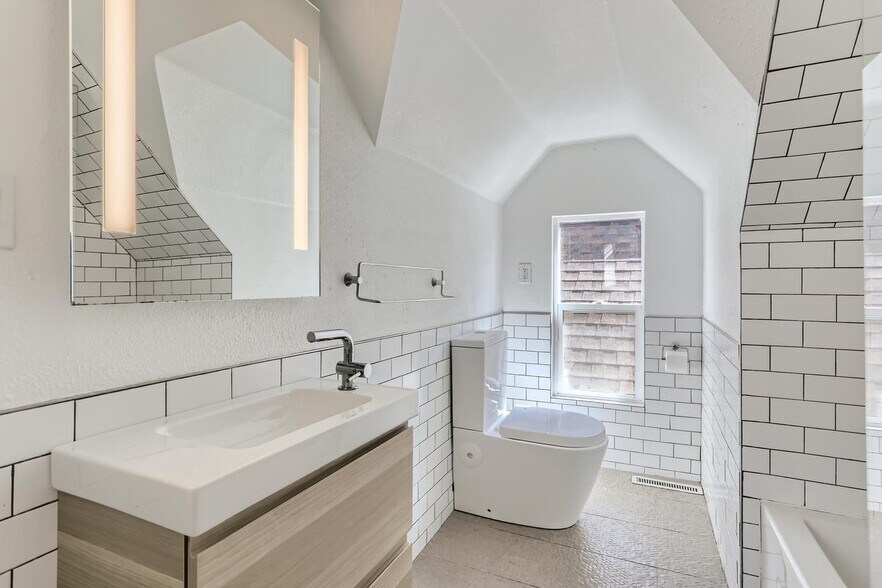 Building Photo - Striking Whittier Victorian home with fully fenced backyard