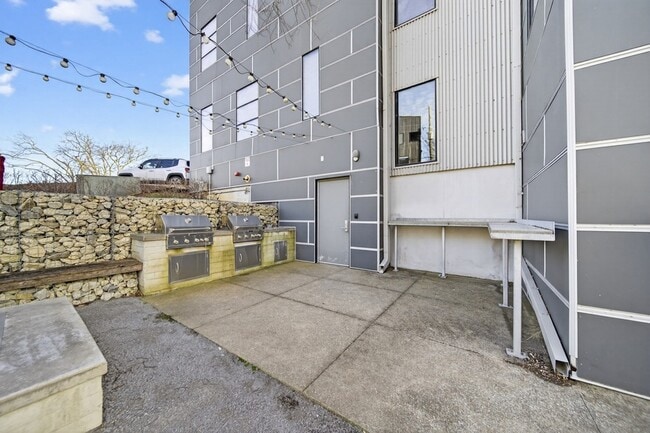 Building Photo - 1900 12th Ave S