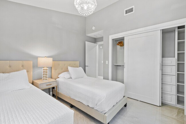 Building Photo - 7101 W Lake Dr