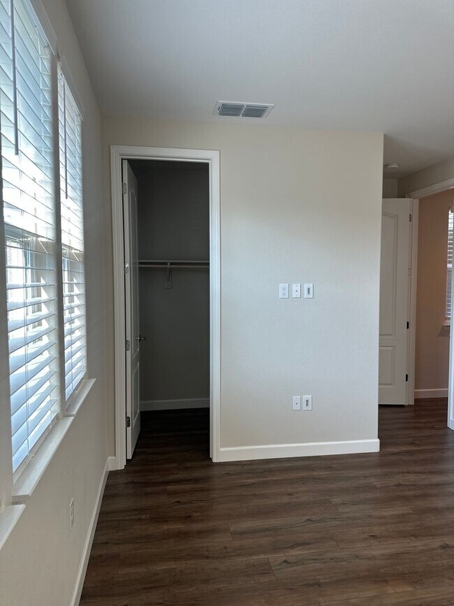 Building Photo - $500.00 off first full months if possessio...