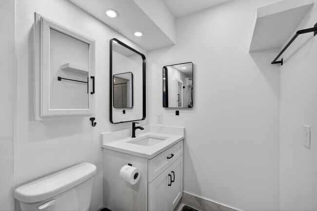 Building Photo - 100 Shore Ct