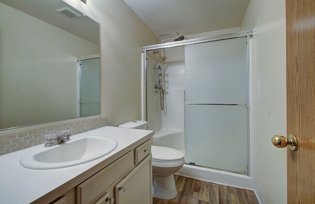 Building Photo - This one level charmer won't last long! 3 bedrooms, 2 baths, fully fenced yard, pets welcome!