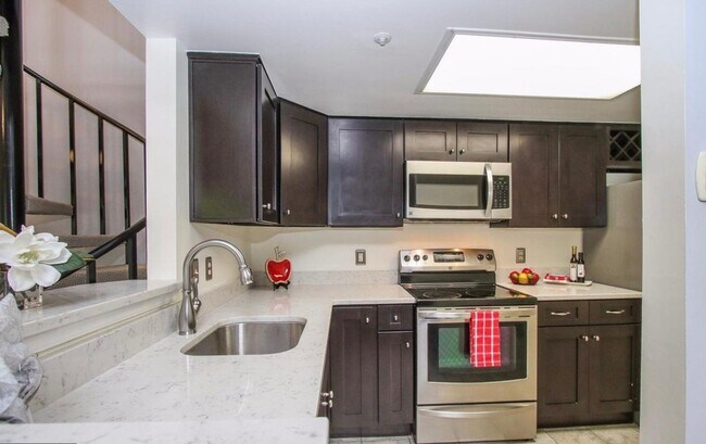 Building Photo - Beautiful 2-Level top floor condo close to...