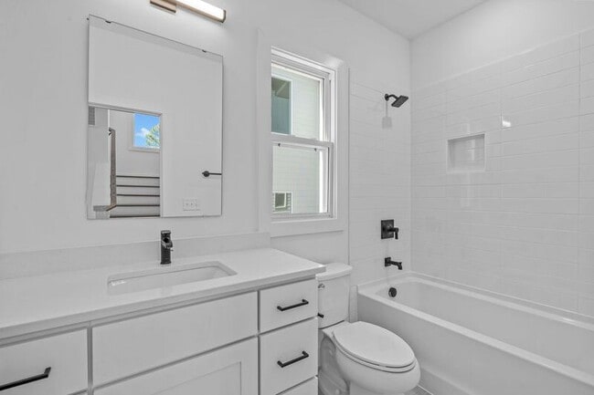 Building Photo - 1318 E Lenoir St