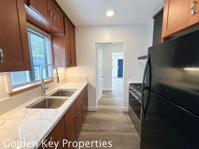 Building Photo - Beautifully remodeled single-level home in...