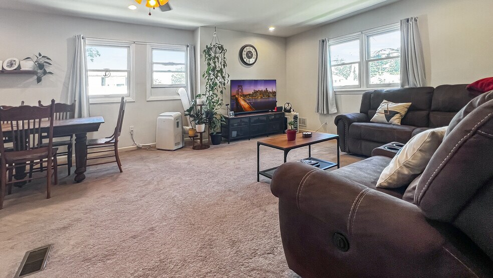 Building Photo - 106 6th Ave