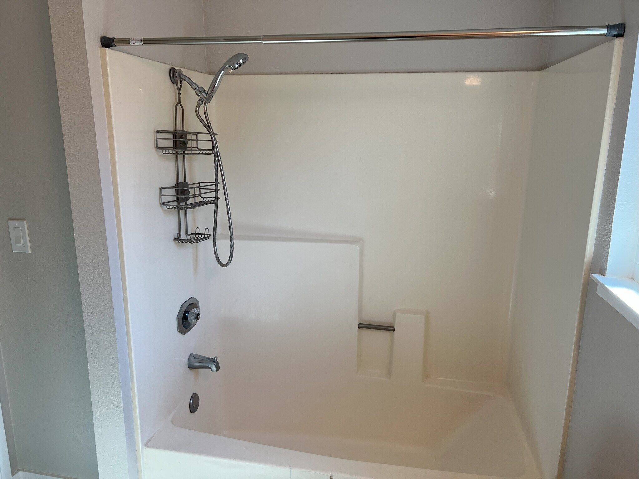 2nd Bathroom with Tub & Shower - 5181 Oxbow Ct