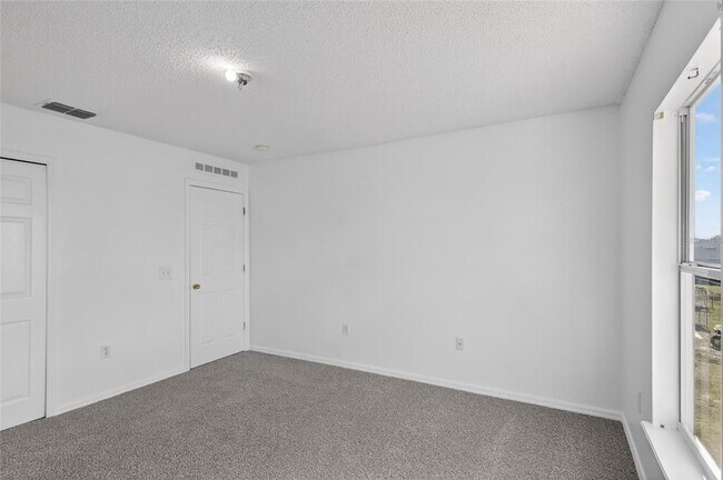 Building Photo - 1906 Lakeview Ln