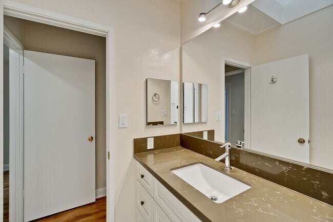 Building Photo - 3 bedroom 2 bath Townhome - Greenmeadow Neighborhood Palo Alto!  $6800