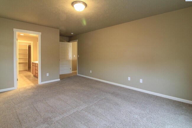 Building Photo - Large 4 Bed, 2.5 Bath West Pasco Home