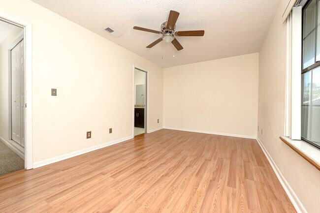 Building Photo - 5 Oakwood Park
