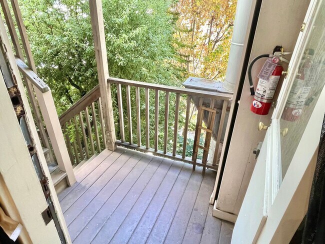 Building Photo - Charming Lower Nob Hill 1BR/1BA! Laundry! ...