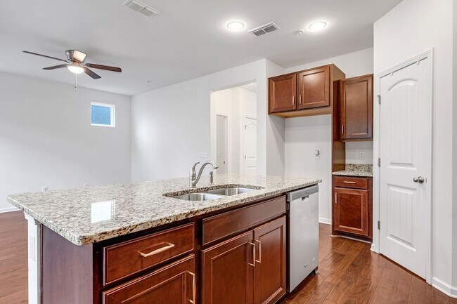 Building Photo - 1038 Livingstone Ln