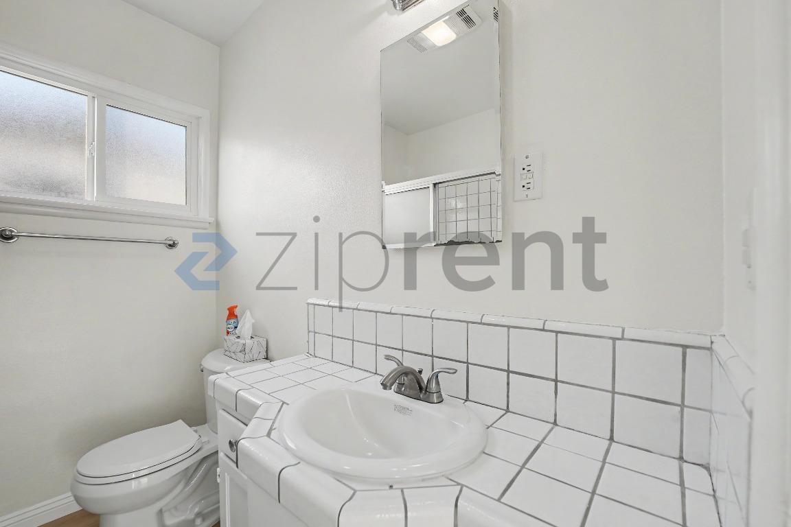 Building Photo - Unit