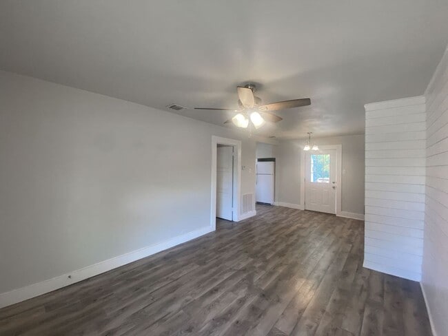 Building Photo - 2Bed/1Bath House for Rent! Available Now