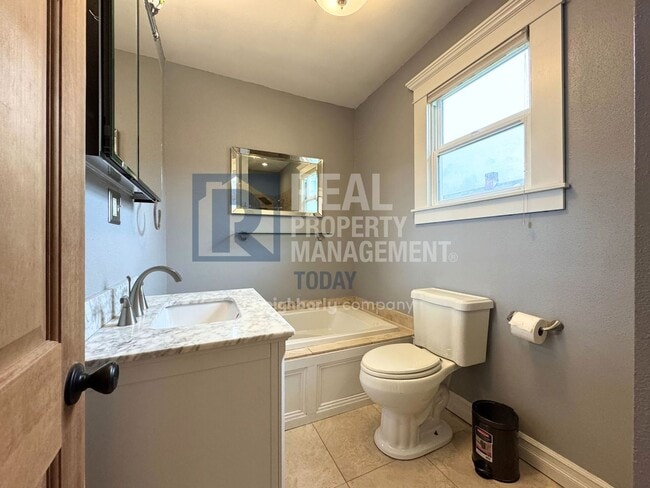 Building Photo - Charming Historic 3 Bedroom!