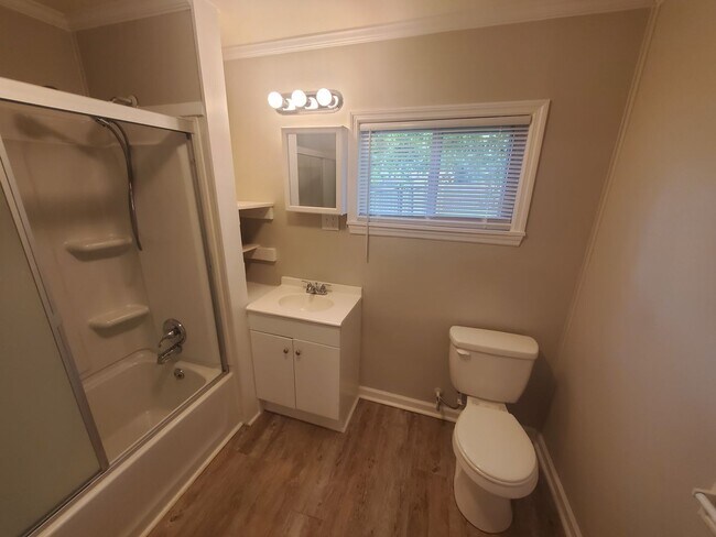Building Photo - 3 Bedroom 2 Bath House