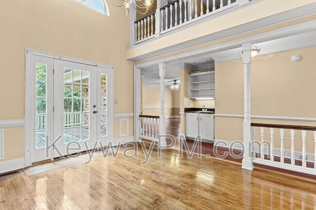 Building Photo - 15 Mulberry Ln
