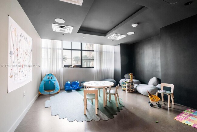 Building Photo - 601 NE 1st Ave