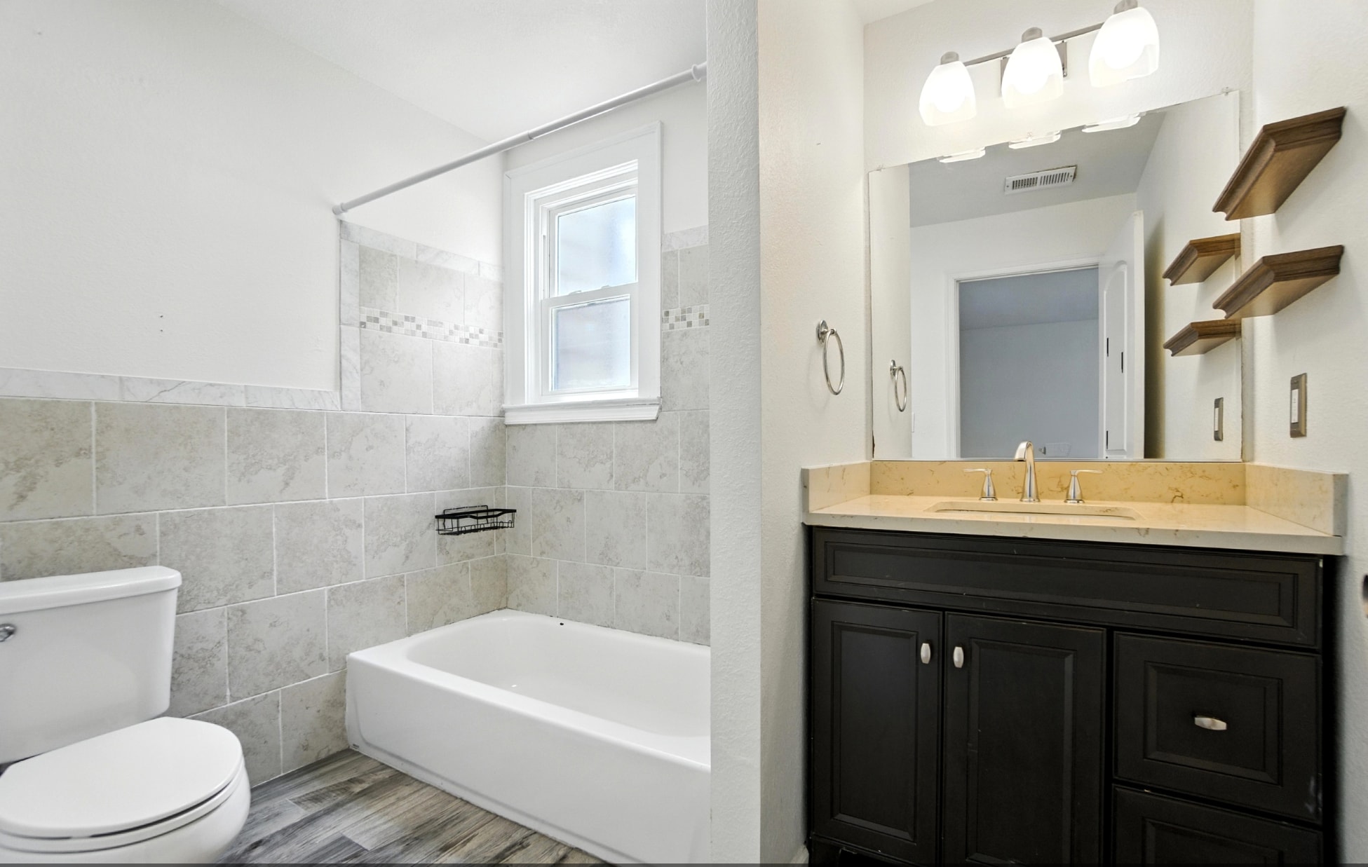 Primary bathroom - 2605 Bapaume Ave