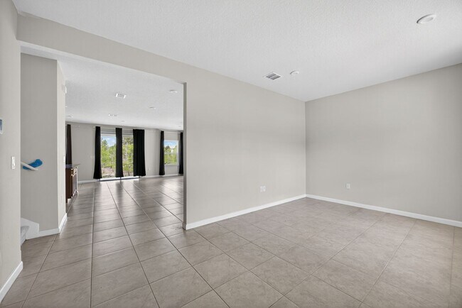 Building Photo - Panther Creek Family Home