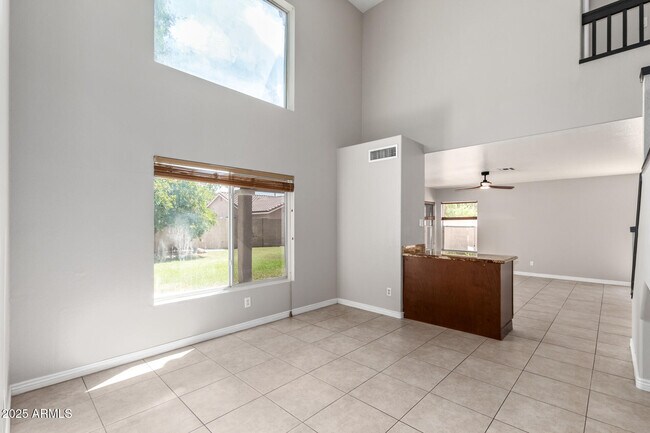 Building Photo - 913 W Juanita Ave