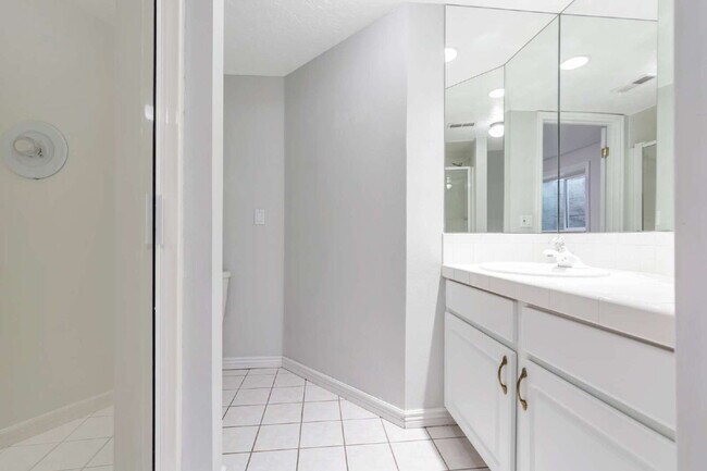 Building Photo - Charming 3-Bedroom Taylorsville Home with 3.5 Baths and Spacious Living