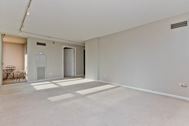 Building Photo - 345 N La Salle Dr