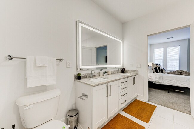 Building Photo - 975 Memorial Dr SE