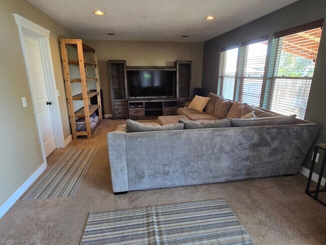 Building Photo - 3 bed 2.5 bath  Home for Rent in Grants Pass