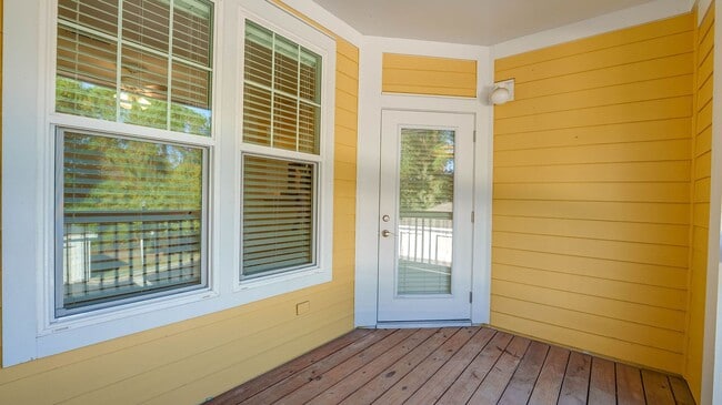 Building Photo - 1 Bedroom 1 Bath Condo in Southampton Poin...