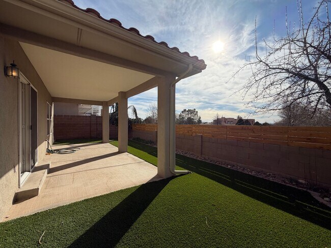 Building Photo - Roomy 3 Bedroom 2 Bathroom Home In Quintessence!