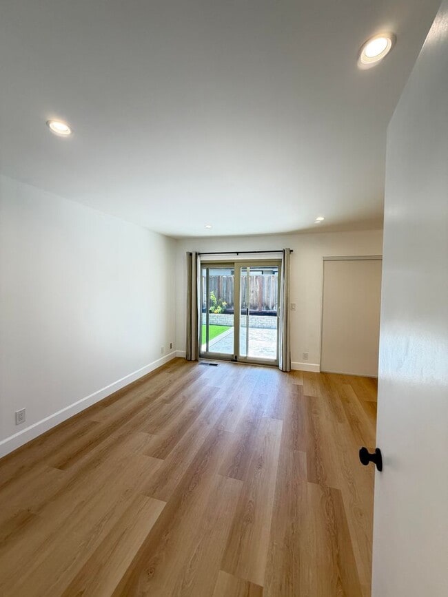 Building Photo - 9887 Broadmoor Dr