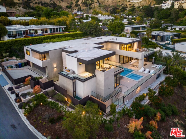 Building Photo - 9255 Swallow Dr
