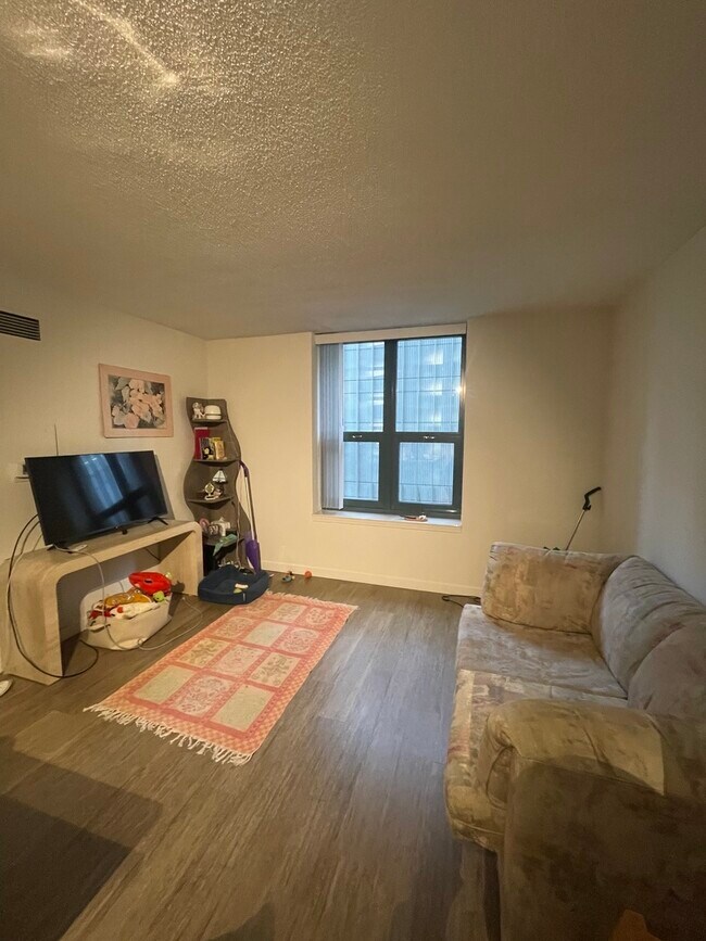 Building Photo - 1 W Superior St