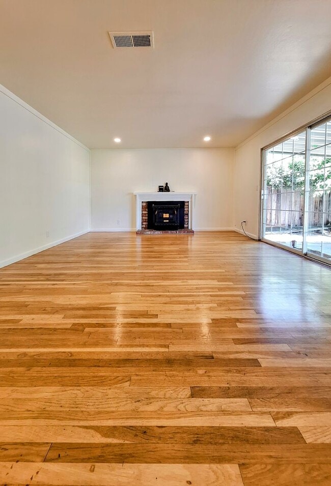 Building Photo - Beautifully Remodeled 3bd Single Story House With Bonus Room & Storage Space!