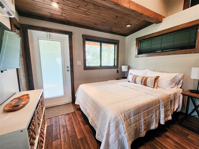 Building Photo - 300 Park Ave